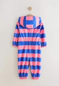 Kleurvolle regenpak met horizontale strepen in roze en blauw, met een capuchon en elastische manchetten. Gemaakt van glad, waterdicht materiaal.