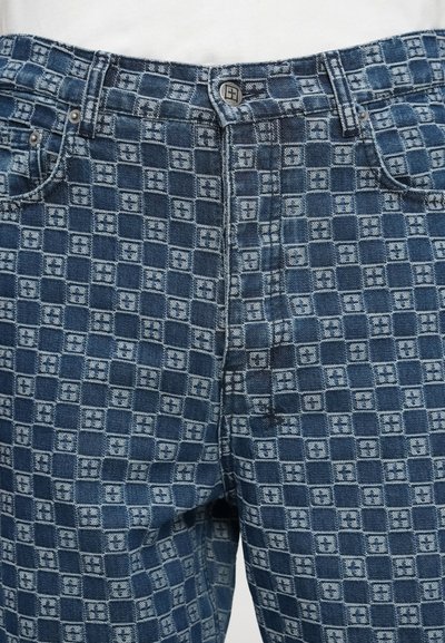 Jeans din denim cu un model pătrățos albastru, design cu cinci buzunare, închidere cu buton metalic și detalii de cusut contrastante.