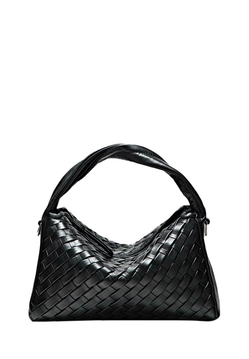 Borsa a mano in pelle nera intrecciata con design morbido, manico curvo e chiusura con cerniera. Presenta un motivo intrecciato testurizzato su tutta la superficie.