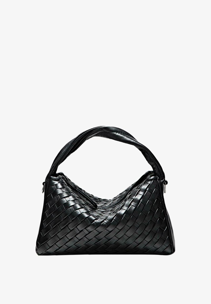 Sac à main en cuir noir tressé avec un design souple, une anse incurvée et une fermeture éclair. Présente un motif tressé texturé sur toute la surface.