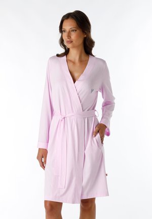 Robe avvolgente rosa chiaro a maniche lunghe in morbido tessuto, con scollo a V, tasche laterali e una cintura con lacci decorata da un piccolo cuore.