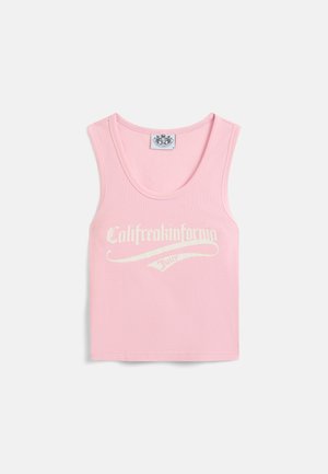 Ροζ ριγέ φανελάκι με στρογγυλή λαιμόκοψη, που φέρει λευκό κείμενο που γράφει "Califreakinfornia Juicy" μπροστά.