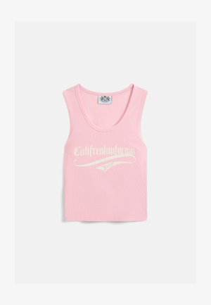 Roze geribbelde tanktop met een ronde halslijn, voorzien van witte tekst met de opdruk "Califreakinfornia Juicy" aan de voorkant.