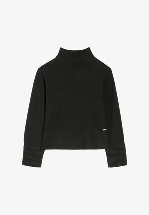 Czarny sweter dzianinowy z prążkowanym wysokim kołnierzem, pasem u dołu i mankietami, z długimi rękawami i małą metalową metką blisko dołu.