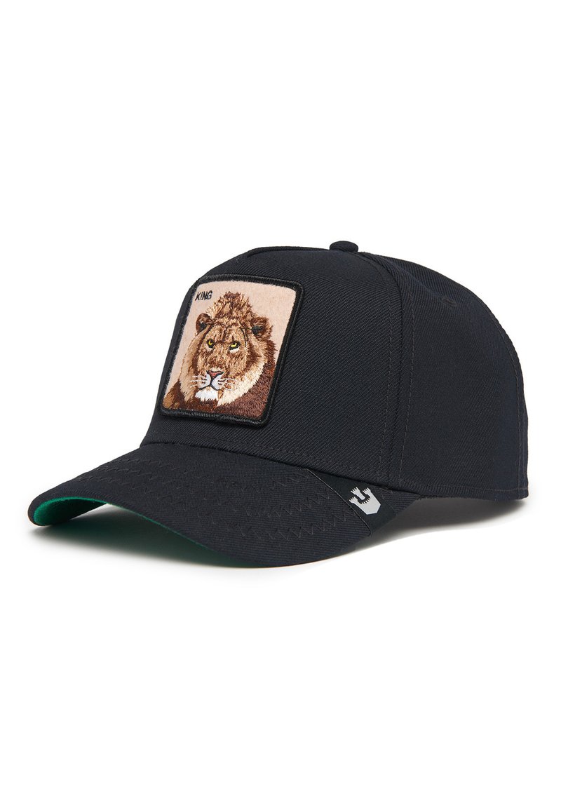 Gorra negra con un parche bordado en la parte frontal que presenta la cara de un león. Visera curvada y con parte inferior verde. Tela suave con una forma estructurada.