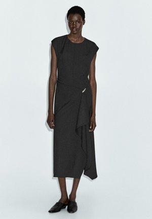 MIDI WITH BROOCH DETAIL - Freizeitkleid - dark grey