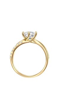 Bague en or présentant un diamant rond serti de griffes, accentuée de petites pierres claires le long de l'anneau, texture lisse et design moderne.