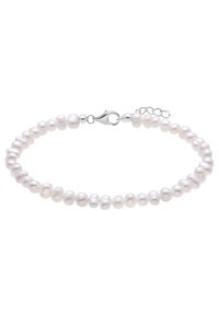 Parelarmband met verschillende maten iriserende witte parels, bevestigd met een zilveren karabijnsluiting en een verstelbare ketting voor de lengte.