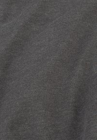 Temno siva rebrasta tkanina z gladko teksturo, ki ima diagonalne črte in subtilne variacije v odtenkih po površini.