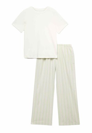 Wit T-shirt met korte mouwen gecombineerd met lichtgekleurde, losse broek met verticale strepen en een elastische tailleband.