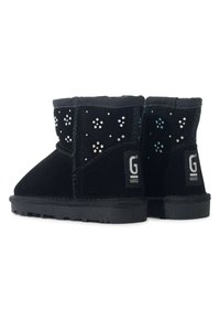 Stivali alla caviglia in suede nero con dettagli in strass, cuciture rinforzate e suola in gomma nera. Presentano un'etichetta con logo sul tallone.