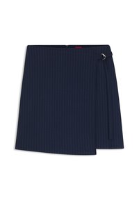 Donkerblauwe rok met krijtstrepen en wikkelontwerp, voorzien van een zijstrik en zilveren details, gemaakt van een gladde stof.