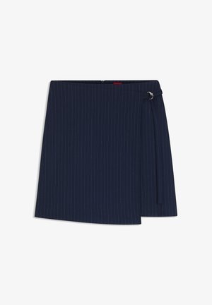 Gonna a righe blu navy con design a portafoglio, caratterizzata da un fiocco laterale e dettagli in argento, realizzata in tessuto dalla texture liscia.