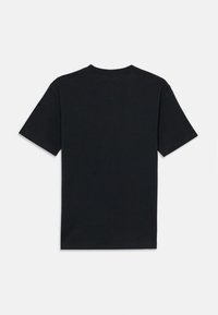 Μαύρο κοντομάνικο T-shirt με στρογγυλή λαιμόκοψη, κατασκευασμένο από απαλό βαμβάκι, με ομαλή και μονόχρωμη υφή, χωρίς ορατά σχέδια ή διακοσμητικά στοιχεία.