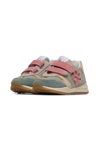 Zapatillas infantiles verdes y rosas con un upper de ante y textil, correas de Velcro y un acento floral en el lateral. Suela de goma.
