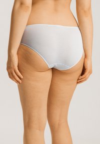 Puuvillased kõrge talje aluspüksid helesinisena, millel on sile tekstuur ja minimalistlik disain, pehme elastne vöökoht ja jalaavad.