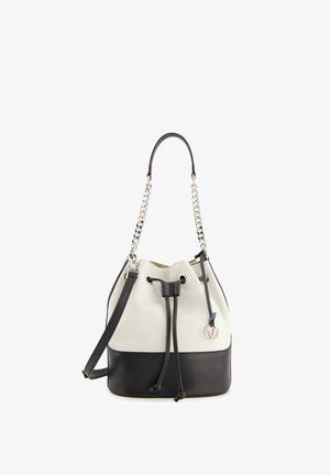 Bucket taske med en hvid pebble-læderkrop, sort læderbund, sølvhardware og snørelukning. Kæde- og læderrem er vedhæftet.