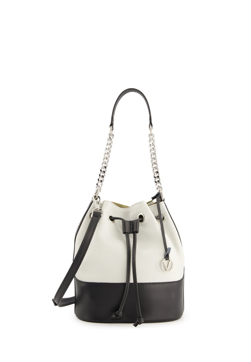 Torebka typu bucket z białą skórzaną korpusem o fakturze, czarnym skórzanym dnem, srebrnymi elementami metalowymi i zawiązywanym zamknięciem. Dołączony łańcuszek i skórzany pasek.