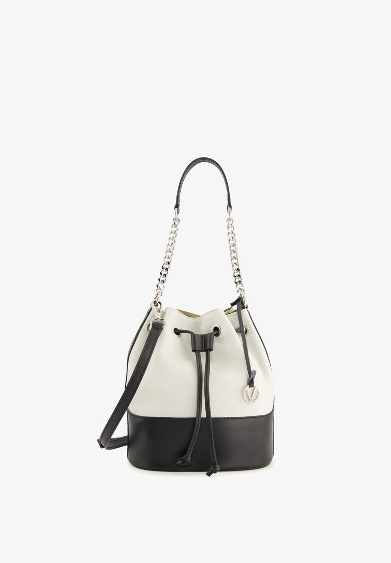 Torebka typu bucket z białą skórzaną korpusem o fakturze, czarnym skórzanym dnem, srebrnymi elementami metalowymi i zawiązywanym zamknięciem. Dołączony łańcuszek i skórzany pasek.