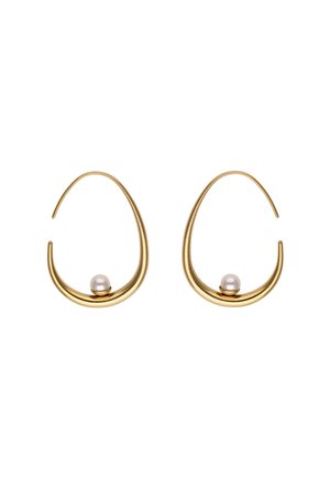 Arany karika fülbevalók, amelyek alsó középpontjában egy-egy fehér gyöngy helyezkedik el, mindkét ovális alakú karikán.
