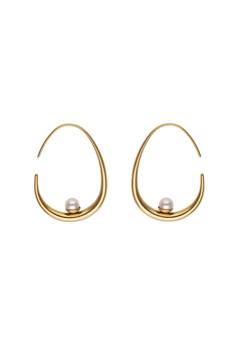 Arany karika fülbevalók, amelyek alsó középpontjában egy-egy fehér gyöngy helyezkedik el, mindkét ovális alakú karikán.