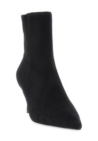 Bota de ante negra hasta el tobillo con punta afilada y tacón kitten delgado, altura a mitad de pantorrilla, textura suave, sin adornos visibles.