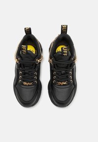 Buffalo BINARY CHAIN - Sporta apavi - black/gold