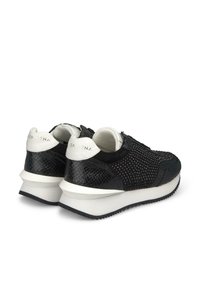 Baskets noires en cuir texturé avec des accents de reptile, semelle blanche et détail du logo sur le talon. Forme arrondie et col rembourré.