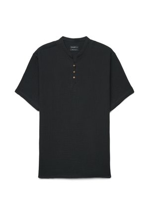 Camicia nera a maniche corte con colletto alla coreana e tre piccoli bottoni marroni sulla patta frontale.