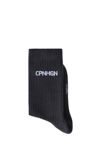 Mustmustrits sokk musta värviga, millel on valge tekst "CPNHGN" säärel. Kujundus on lihtne, pehme tekstuuriga ja standardse sokikujuga.