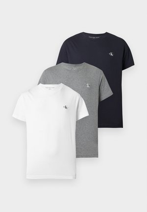 Tre T-shirts stablet: en hvid, en grå, en marineblå. Alle har rund halsudskæring, korte ærmer og et lille logo på brystet. Lavet af bomuld.