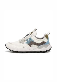 Sneaker bianca con accenti grigi, blu e oliva. Presenta tomaie testurizzate, una suola spessa e perforazioni decorative. Design con lacci e linguetta sul tallone.