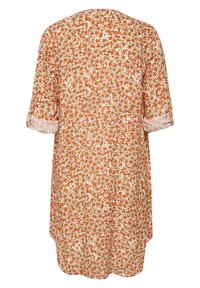 Blomstret kjole med orange og hvidt mønster, lavet af let stof. Har korte op-rullede ærmer og en rundet kant.