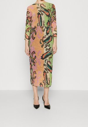 Midi kjole med lange ærmer med pink, grøn og orange paisley blomsterprint, båret med sorte spidse hæle.