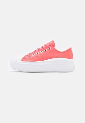 Rosa canvas sneakers med vit gummisula, rund tå och traditionellt snörningssystem med sex metallöglor.