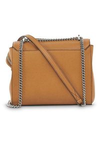 Borsa a mano in pelle tan con superficie texture, forma strutturata e tracolla in catena argentata. Presenta una chiusura superiore con zip e cuciture decorative.