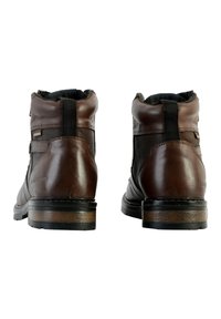 Bottes chevilles en cuir marron avec des panneaux en maille texturée, des languettes de traction et un talon en bois. Présente des coutures noires contrastantes et un branding subtil.