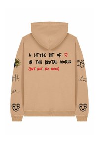 Felpa beige con tasca frontale, caratterizzata da testi e illustrazioni neri e rossi, inclusi un cuore e motivi decorativi sulle maniche.