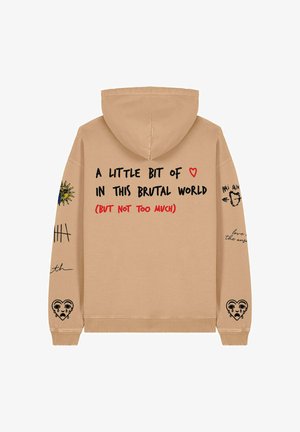Bež dukserica s kapuljačom i prednjim džepom, s crnim i crvenim natpisima i ilustracijama, uključujući srce i dekorativne uzorke na rukavima.