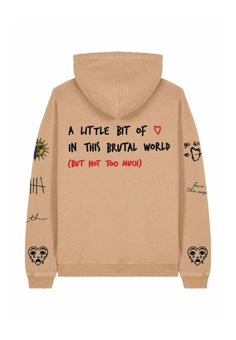 Felpa beige con tasca frontale, caratterizzata da testi e illustrazioni neri e rossi, inclusi un cuore e motivi decorativi sulle maniche.