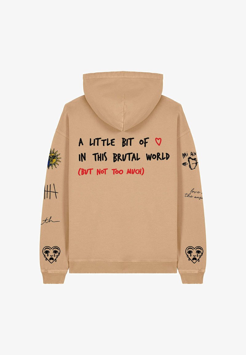 Bežinė kapucha su priekinėmis kišenėmis, puošta juodais ir raudonais tekstais bei iliustracijomis, įskaitant širdį ir dekoratyvinius raštus ant rankovių.