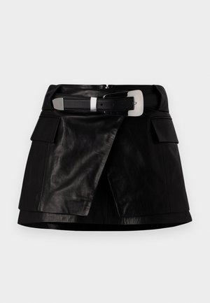 Schwarzer Lederrock mit einem taillierten Bund, der mit einer silbernen Schnalle versehen ist, Vorderentaschen und einem asymmetrischen Schnitt. Glatte Textur und elegantes Design.