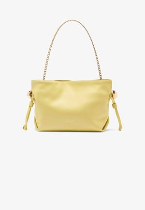 Gelbe synthetische Handtasche mit einer Kettenriemen und goldfarbenen Beschlägen. Verfügt über eine glatte Textur, einen verstellbaren Riemen und ein Markenzeichen auf der Vorderseite.