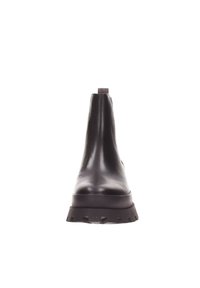Bottines en cuir noir avec une finition lisse, bout rond et semelle en caoutchouc texturée avec des rainures profondes. Petite languette à l'arrière.
