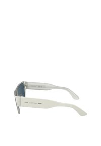 Lunettes de soleil Calvin Klein avec des verres gris rectangulaires, une monture blanche et des branches épaisses. Présente un logo sur le côté et une finition lisse.