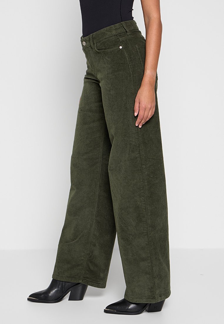 Brede pijpen, olijfgroene corduroy broek met een gestructureerd oppervlak, hoge taille, zijzakken en details in zilverkleurige knoop.