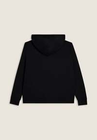 Felpa nera a maniche lunghe con schiena semplice, caratterizzata da un cappuccio e polsini a costine, appoggiata su uno sfondo beige.