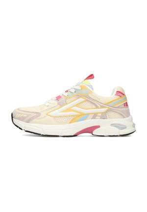 Baskets athlétiques avec mesh beige, accents jaune pastel et bleu, semelle blanche, languette rose et logo décoratif sur le côté.