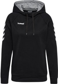 Svart hoodie med en grå innerhuva, utrustad med en känguruficka, snören och vita sidoränder. Materialet är mjukt och strukturerat.