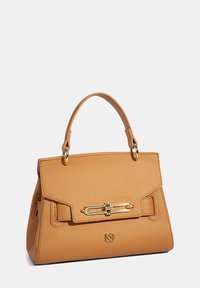 Hellbraune Handtasche aus Kunstleder mit klarer Form, Henkel oben, goldfarbenen Beschlägen und einer vorderen Klappe mit dekorativem Verschlussdetail.